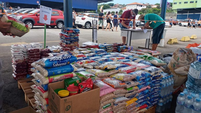 Projeto Mesa Taubaté arrecada 2 toneladas de alimentos neste domingo para ajudar Petrópolis