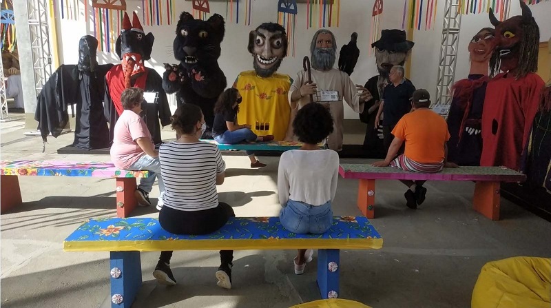 Exposição “Bloco a Bloco” reúne bonecões, minidocs e marchinhas em São Luiz do Paraitinga