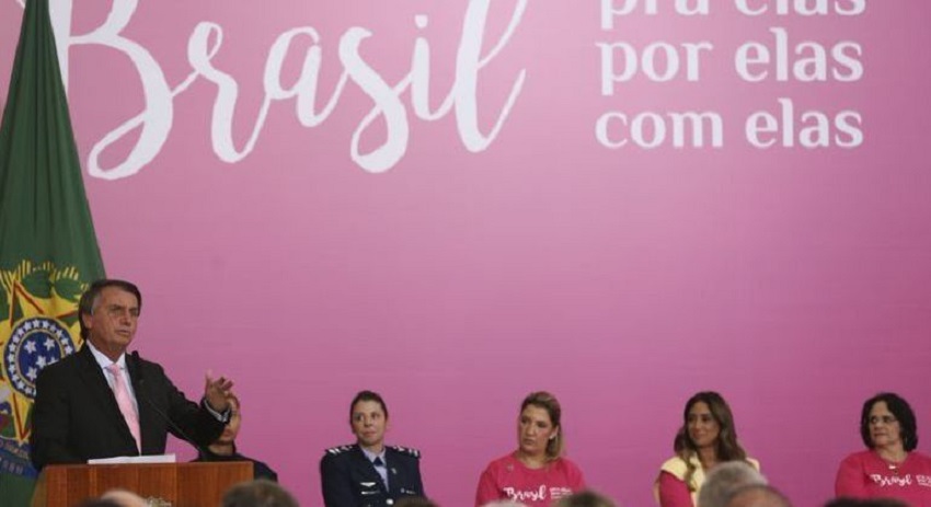 Bolsonaro lança programas para as mulheres