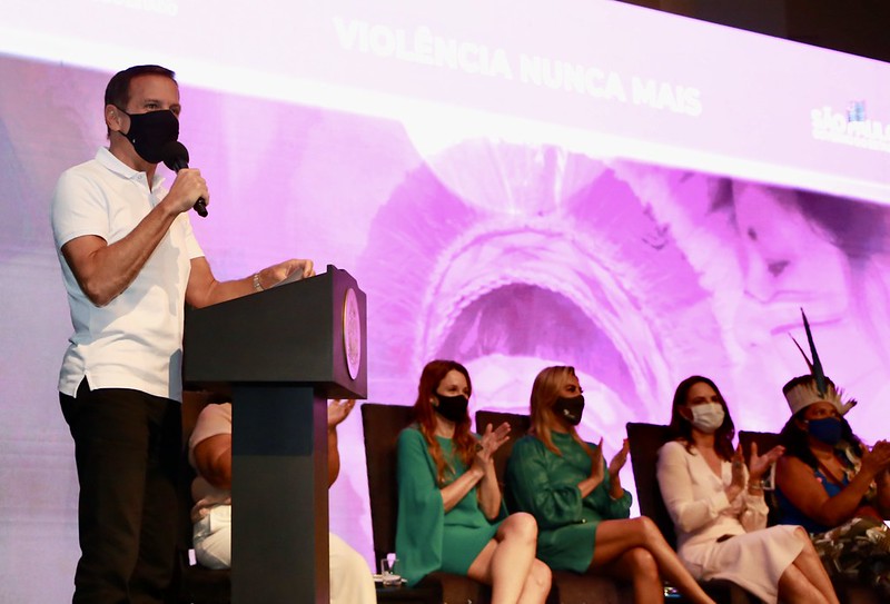 Decreto em SP pune discriminação à mulher e cria espaços descentralizados de apoio