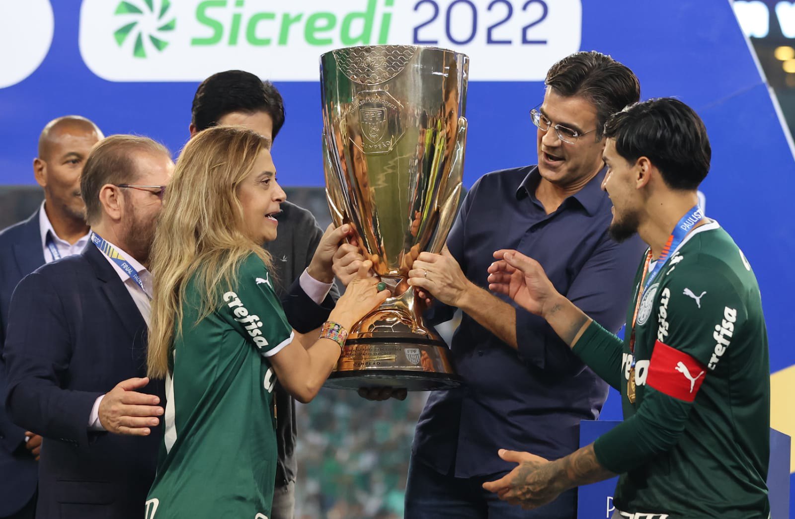 Governador entrega a taça de Campeão na decisão do Campeonato Paulista