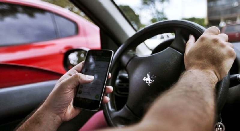 Brasil registrou 28 multas por uso de celular ao volante a cada hora em 2021