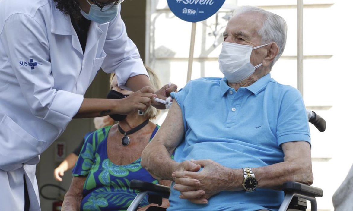 OMS recomenda quarta dose de vacina anti-Covid somente a idosos e imunocomprometidos