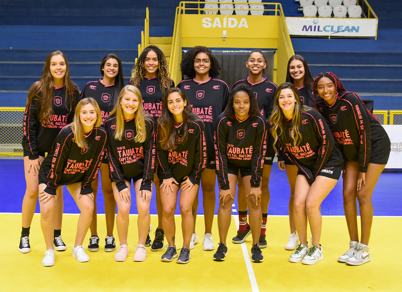 Elenco feminino do Vôlei Taubaté se apresenta para início da temporada