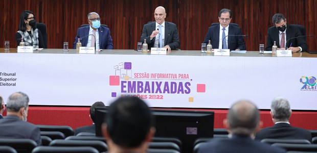 Alexandre de Moraes diz que pode cassar candidato que espalhar fake news