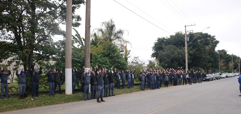 Trabalhadores paralisam produção na Usiminas Taubaté por uma hora