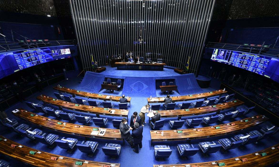 Senado aprova 1º turno de PEC que cria voucher a caminhoneiros e aumenta Auxílio Brasil