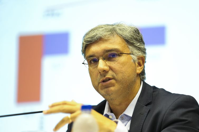 Auxílio Brasil de 2023 deverá ser de R$ 400, diz secretário do Tesouro