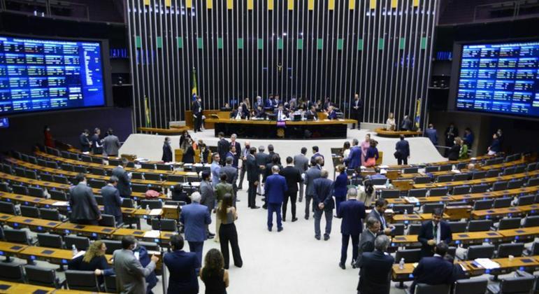 PEC que estabelece piso salarial nacional para enfermeiros é aprovada na Câmara