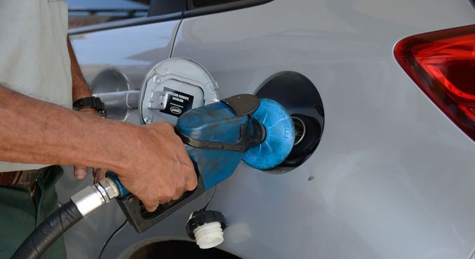 Preço médio da gasolina cai 3,5% nos postos com efeito do ICMS