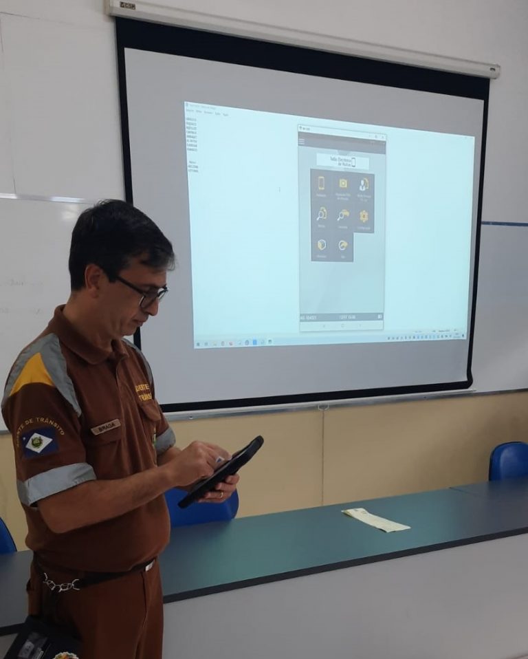 Agentes de Trânsito fazem treinamento para uso de talonário eletrônico