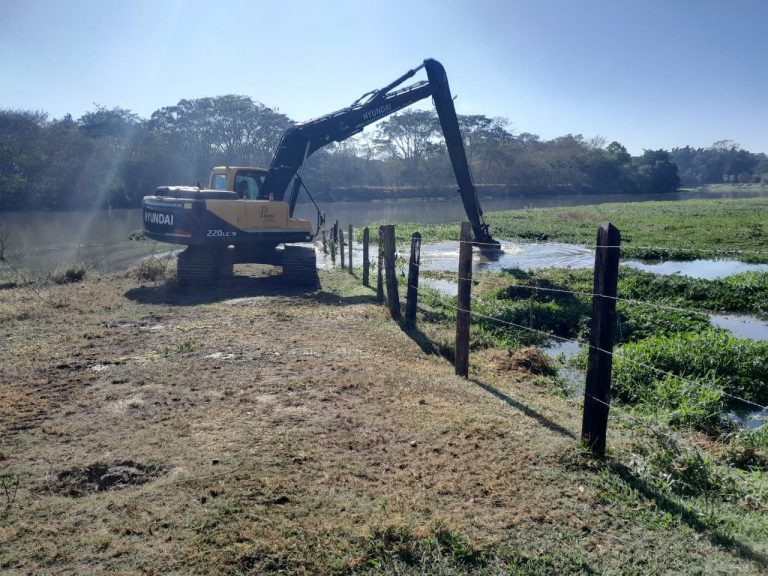 Prefeitura de Taubaté inicia limpeza no desemboque do rio Paraíba do Sul