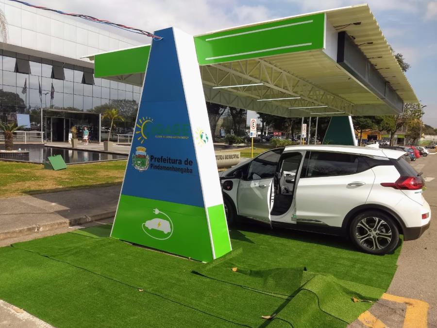 Prefeitura de Pinda recebe estação de abastecimento de veículos elétricos