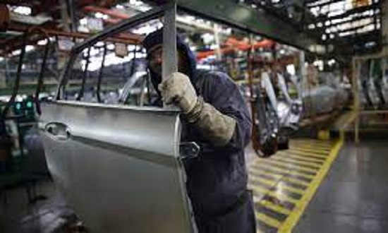 Após quatro meses em alta, indústria cai 0,4% em junho