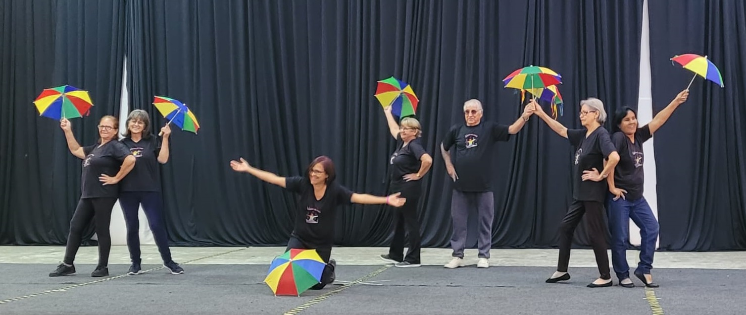 Prefeitura promove espetáculo com idosos do “Projeto Conviver”