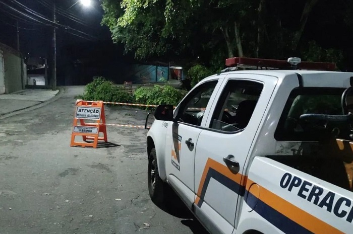 Prefeitura atende diversas ocorrências na cidade causadas pela chuva na véspera de Natal