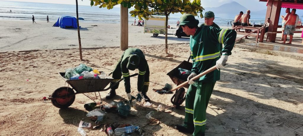 Ubatuba recolhe 101 toneladas de lixo das praias após virada