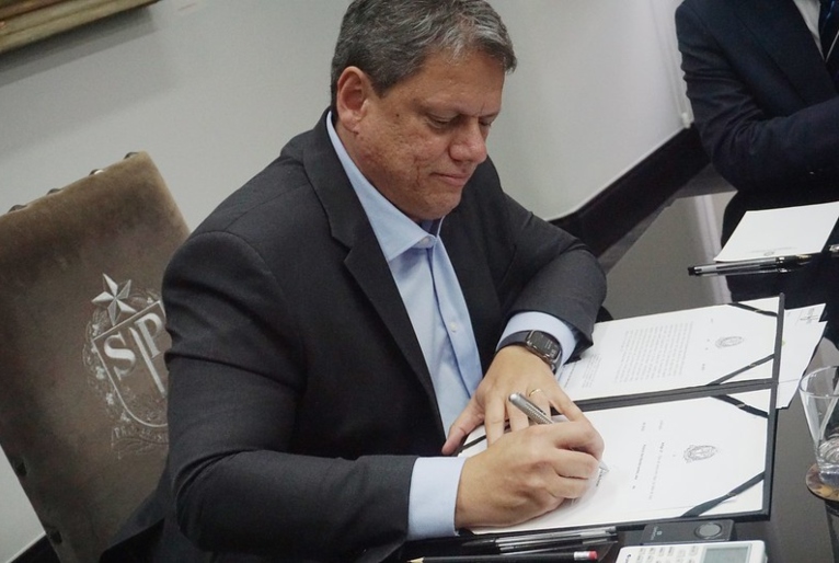 Tarcísio passou a noite hospitalizado em Londres após crise renal