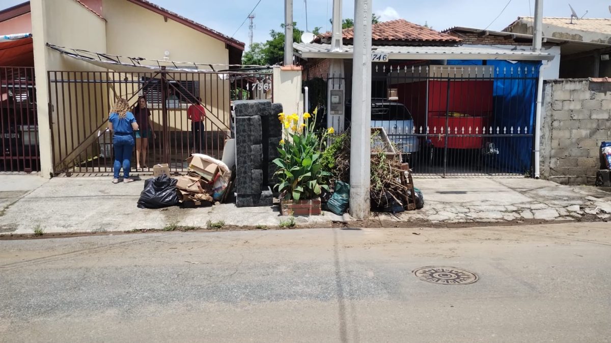 Prefeitura realiza atendimento social às famílias atingidas pelas fortes chuvas desta quinta