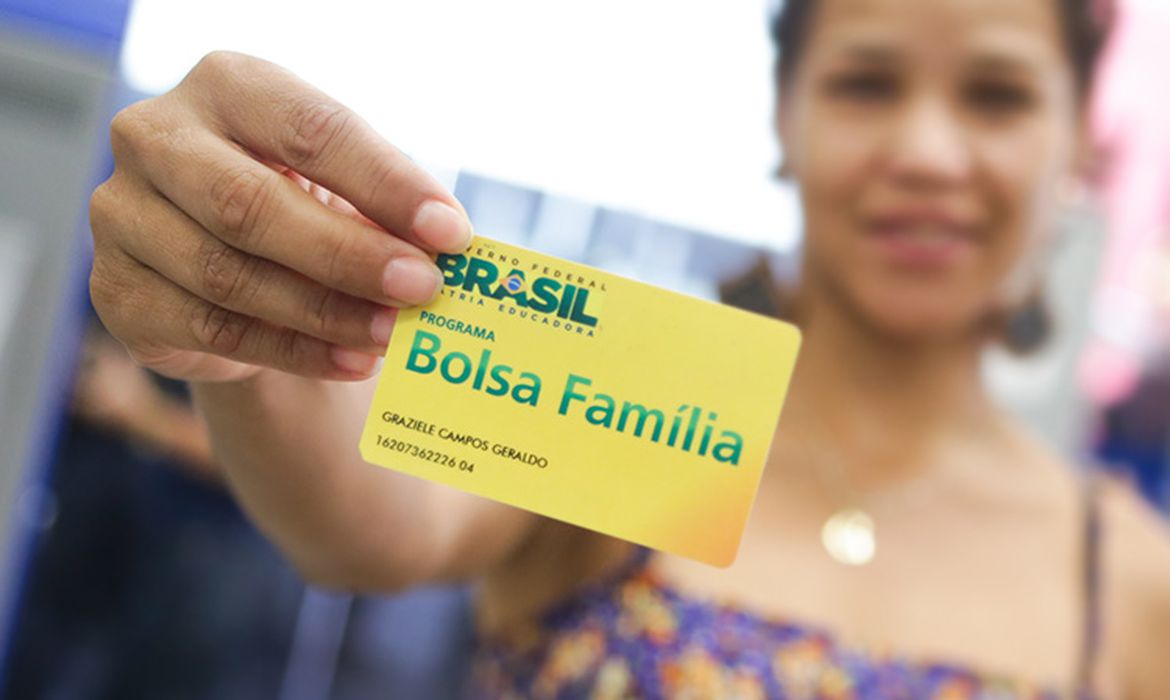 Bolsa Família voltará a exigir frequência escolar e vacinação