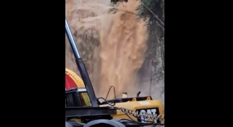 São Sebastião volta a ter chuva forte, e bombeiros ficam ilhados em área de buscas