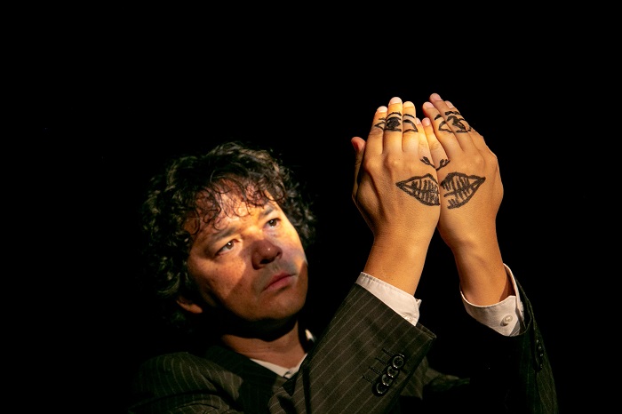 Sesc Taubaté apresenta o espetáculo “Galo Índio”, com Rodolfo Amorim