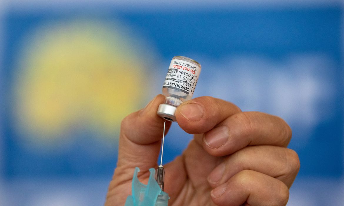 Brasil prepara inclusão de vacinas de covid-19 no calendário de rotina