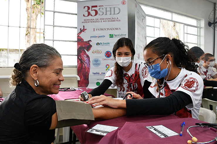 Alunos de Medicina realizam 35ª Semana de Prevenção à Hipertensão e ao Diabetes