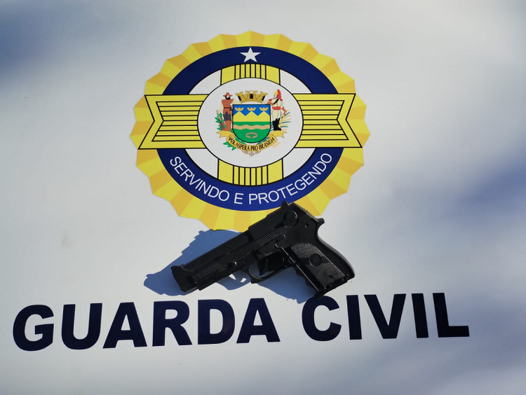 GCM prende homem na região central com simulacro de arma