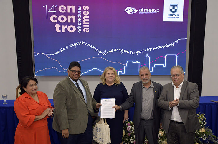 Animes formaliza pedido de 30 mil bolsas para estudantes de instituições municipais de ensino superior durante encontro na Unitau