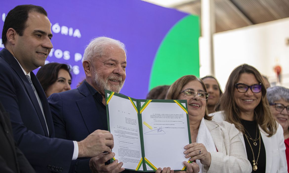 Lula sanciona lei de igualdade salarial entre mulheres e homens que exercem a mesma função