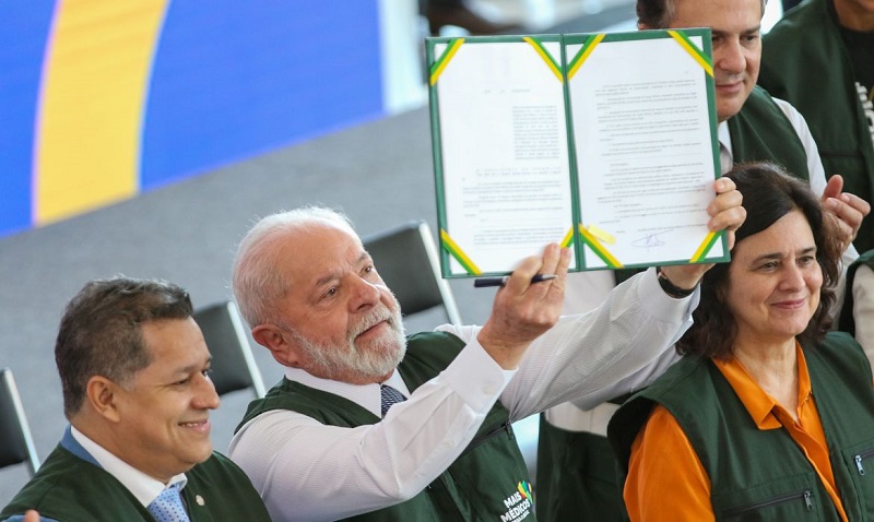 SUS: Lula sanciona lei do Mais Médicos