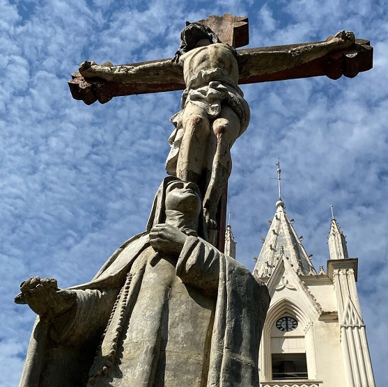 Prefeitura realiza revitalização artística em monumento da Praça Santa Teresinha