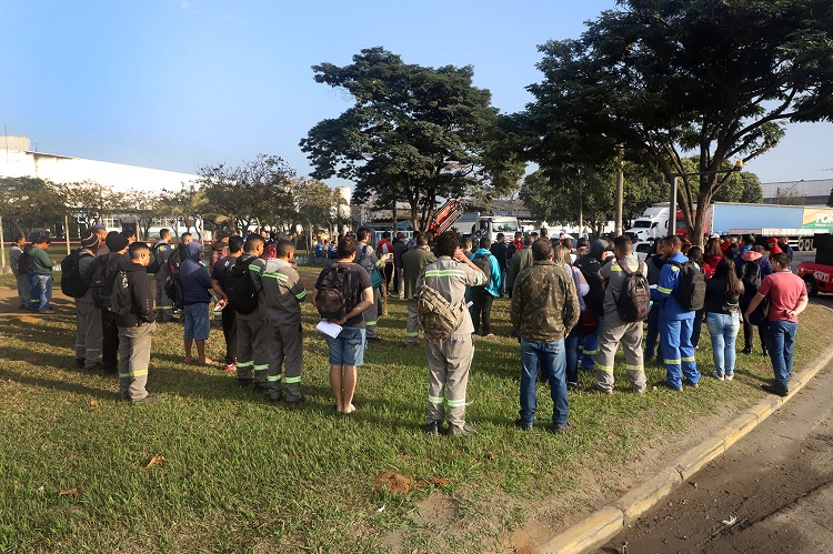 Protesto cobra condições de trabalho na fábrica Latasa, em Pinda