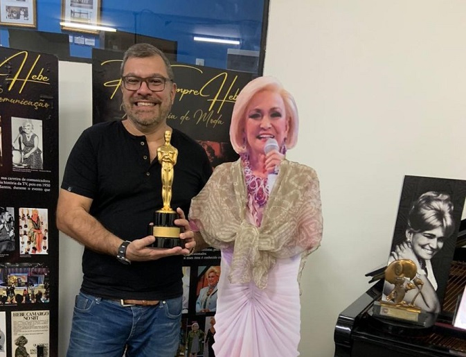 Filho de Hebe Camargo visita Mistau e doa acervo