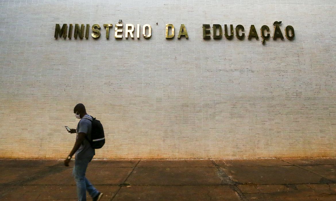Ministério da Educação propõe aumentar carga horária básica do ensino médio em 33%