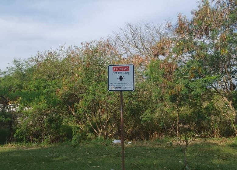 Prefeitura de Taubaté instala placas de alerta sobre presença de carrapatos