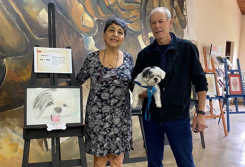 Biblioteca Municipal recebe exposição “Cães que amamos”, de Glaucia Moraes