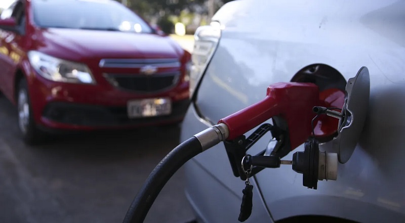 Preço da gasolina segue tendência e cai mais de 1% na 1ª quinzena de novembro, mostra Ticket Log