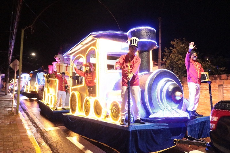 Santo Antônio do Pinhal promove Parada de Natal e 1ª chegada do Papai Noel