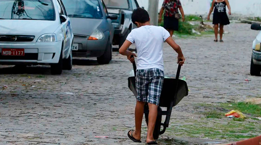 Quase 90% dos menores que trabalham no Brasil estão em situação ilegal, mostra IBGE