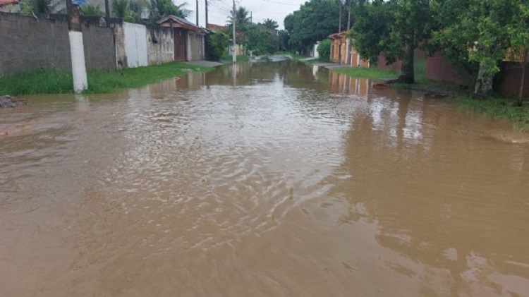 Medo da chuva faz morador de São Sebastião criar sistema alternativo