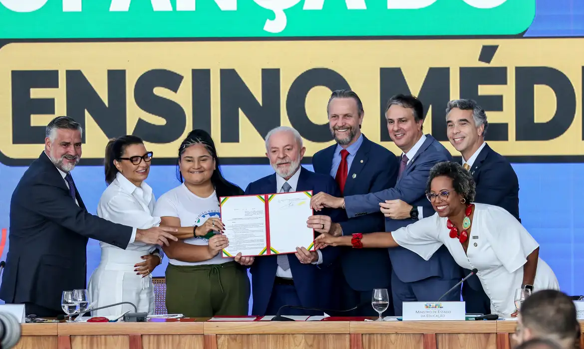Ensino Médio: Pé-de-Meia dará R$ 2 mil por ano a alunos de baixa renda