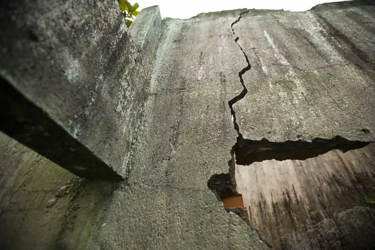 Defesa Civil interdita três casas com rachaduras na Independência