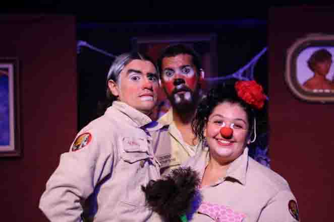 Espetáculo “Mansão 80”, com La Cascata Cia Cômica, no Sesc Taubaté neste sábado, 6