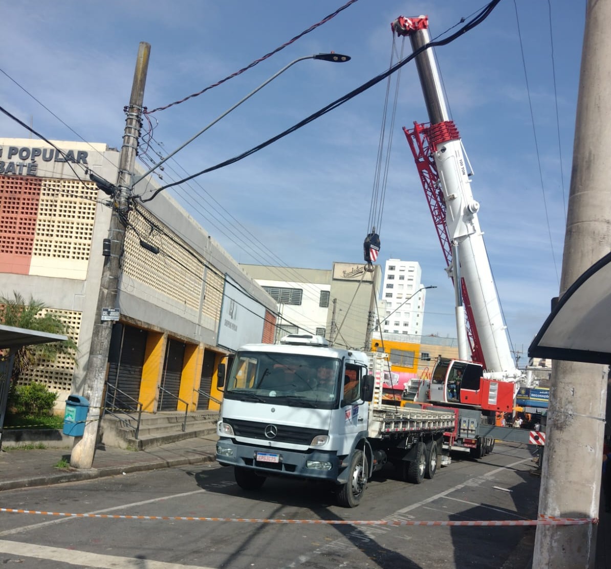 Estruturas metálicas são colocadas em obras de ampliação do Shopping Popular