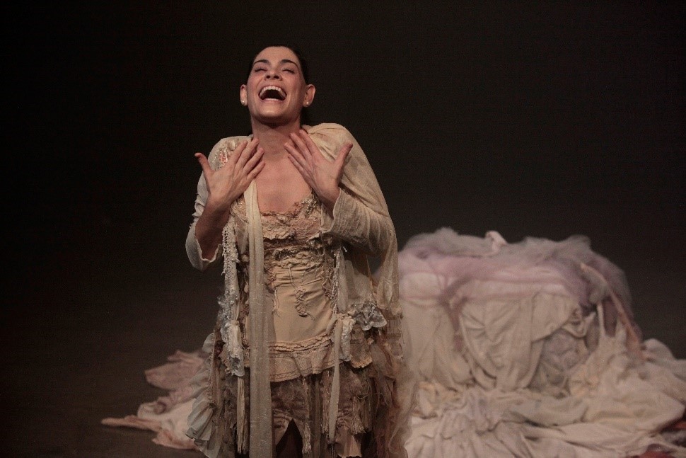 Sesc Taubaté apresenta neste sábado, o espetáculo “Como Todos os Atos Humanos”, com Fani Feldman