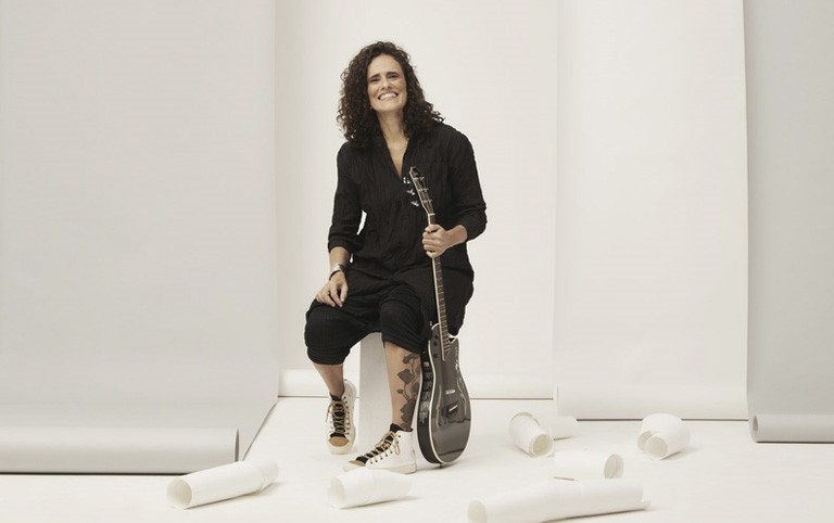 Zélia Duncan agita o palco do Sesc Taubaté com o show “#bailãoZD”, dia 7