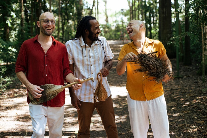 João Oliveira, Jota Erre e Kabé Pinheiro estreiam o projeto inédito “Terra Batida” com show no Litoral