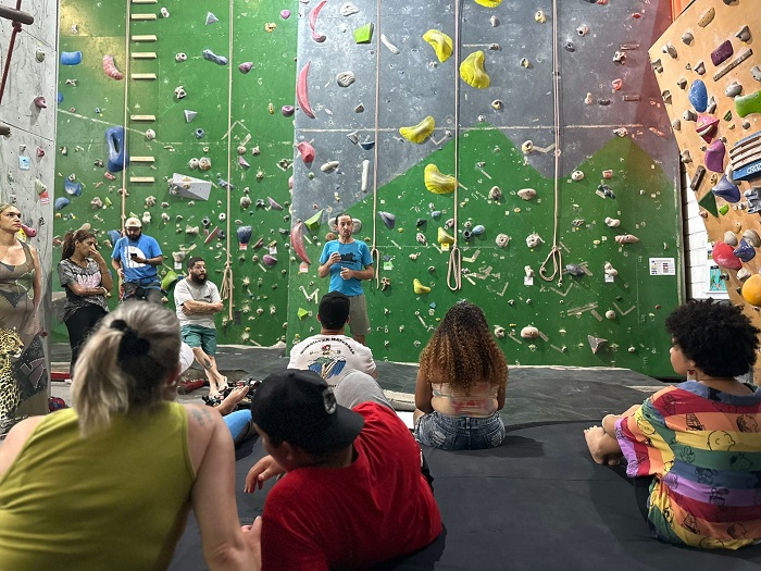 Crianças e adolescentes abrigados são levados para uma vivência de escalada